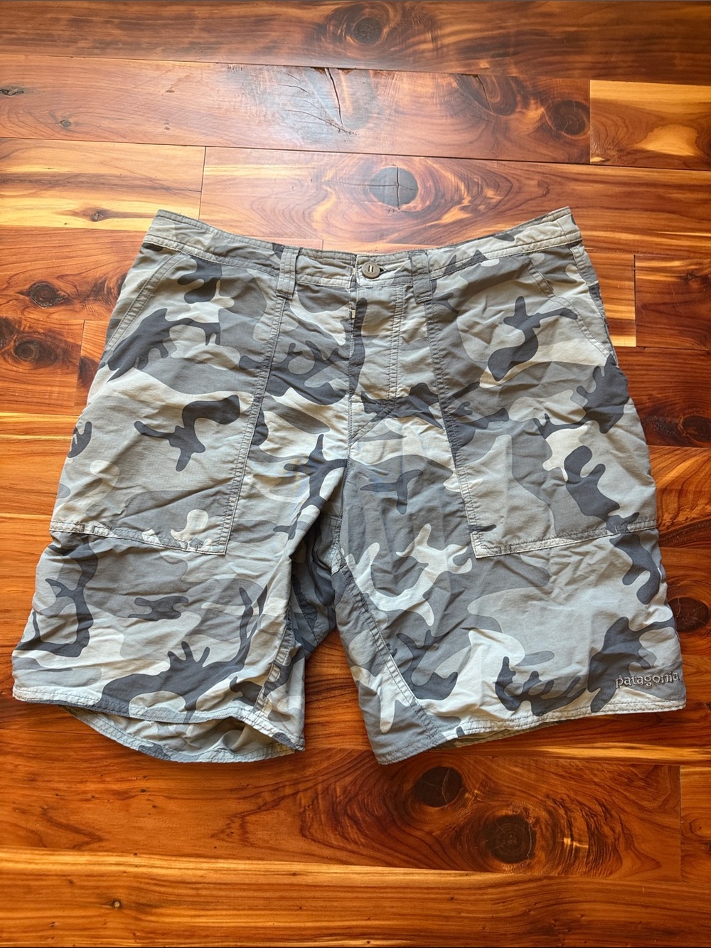 Patagonia Camo Cargo / Wavefarer Shorts – Men’s 32
